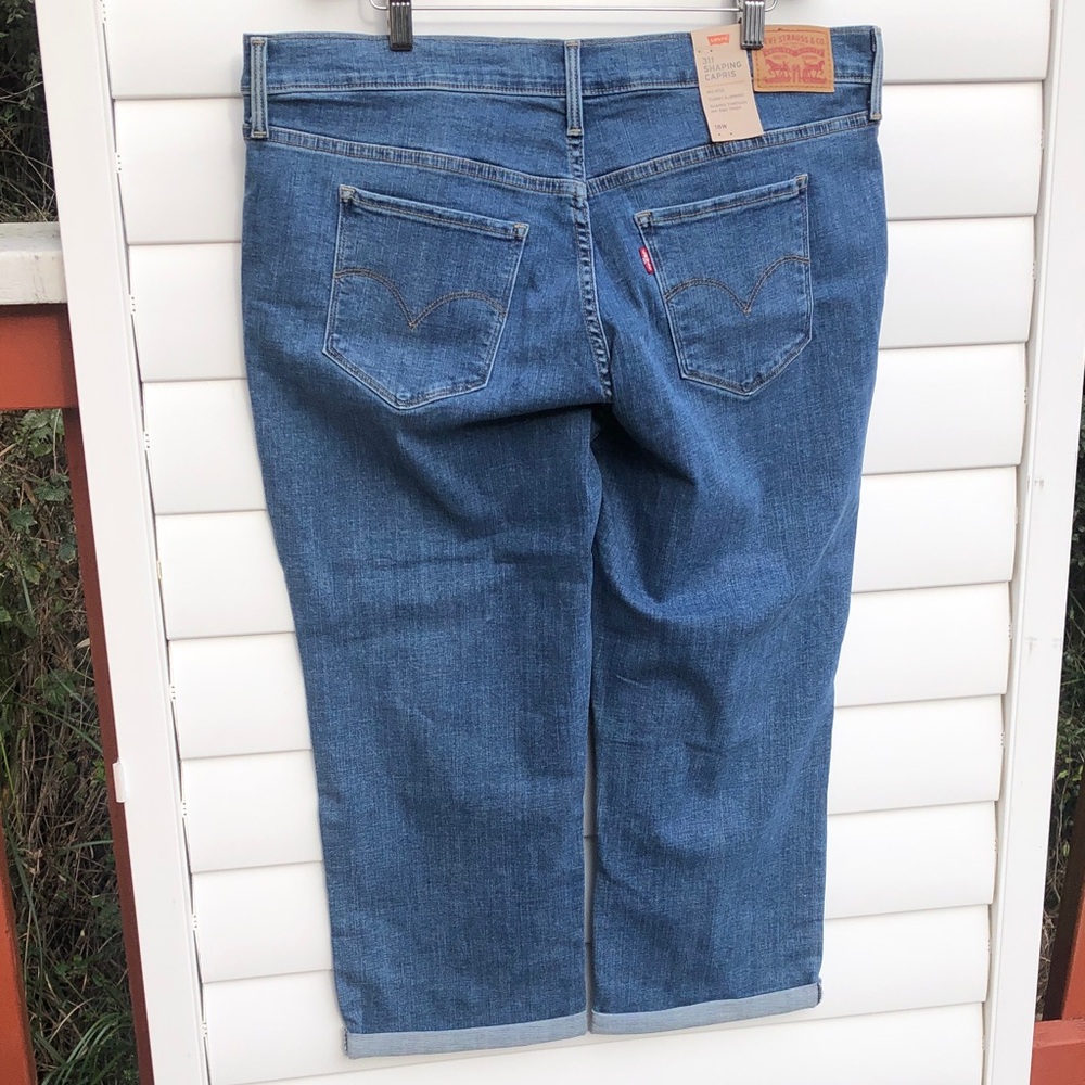 Levi's Women's Blue Denim Capris - Picture 7 of 8
